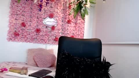 Snapshot of blonde_squirt_ chatting on December 22, 1:01 am blonde_squirt_ online show from December 22, 1:01 am