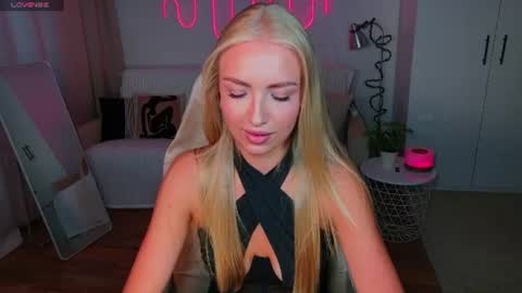 Snapshot of blonde_vibe chatting on June 25, 2:32 pm Nessa online show from June 25, 2:32 pm