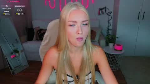 Snapshot of blonde_vibe chatting on July 1, 2:40 pm Nessa online show from July 1, 2:40 pm