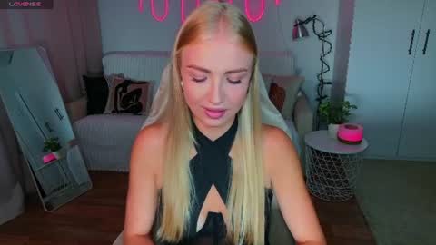 Snapshot of blonde_vibe chatting on July 2, 2:45 pm Nessa online show from July 2, 2:45 pm