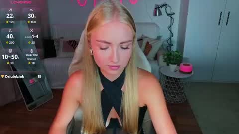 Snapshot of blonde_vibe chatting on July 7, 2:54 pm Nessa online show from July 7, 2:54 pm