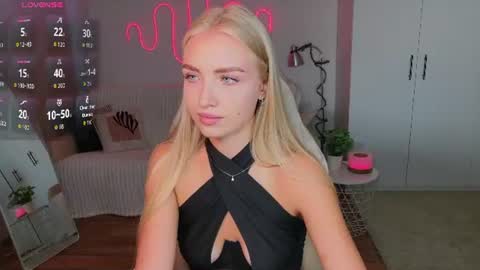 Snapshot of blonde_vibe chatting on July 17, 11:06 am Nessa online show from July 17, 11:06 am