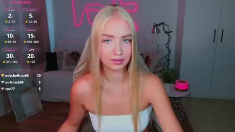 Snapshot of blonde_vibe chatting on July 23, 12:03 pm Nessa online show from July 23, 12:03 pm