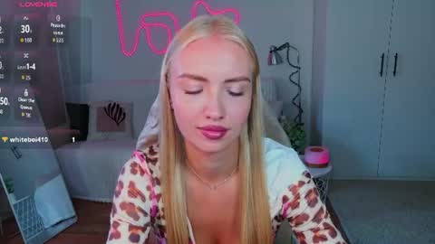 Snapshot of blonde_vibe chatting on July 31, 2:38 pm Nessa online show from July 31, 2:38 pm