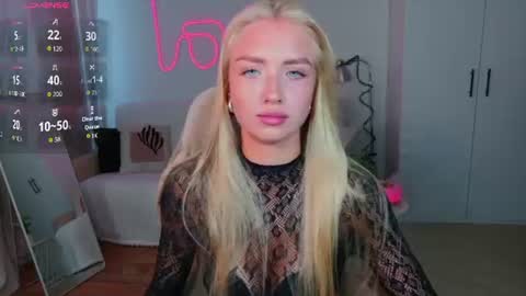 Snapshot of blonde_vibe chatting on August 3, 7:29 am Nessa online show from August 3, 7:29 am