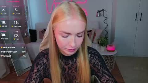 Snapshot of blonde_vibe chatting on August 3, 9:04 am Nessa online show from August 3, 9:04 am