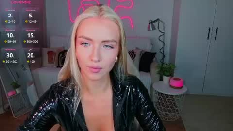 Snapshot of blonde_vibe chatting on August 4, 12:41 pm Nessa online show from August 4, 12:41 pm