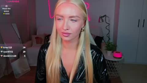 Snapshot of blonde_vibe chatting on August 6, 5:26 pm Nessa online show from August 6, 5:26 pm