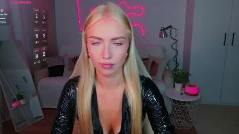 Snapshot of blonde_vibe chatting on August 7, 1:02 pm Nessa online show from August 7, 1:02 pm