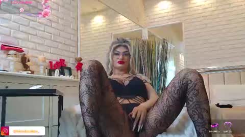blondeceline online show from June 22, 5:04 am