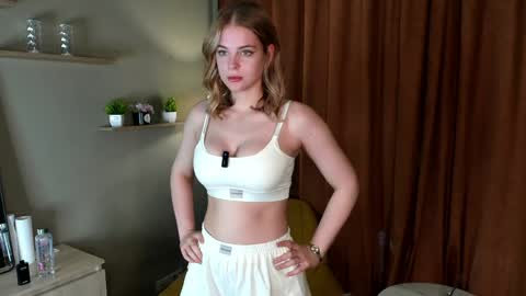 Snapshot of blondensinful chatting on May 31, 10:11 am blondensinful online show from May 31, 10:11 am