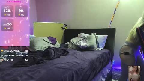 Snapshot of blondiebubblebooty chatting on October 18, 2:14 am Bubbles online show from October 18, 2:14 am