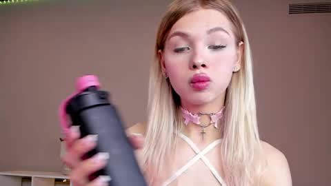 blondy_fina online show from March 20, 4:39 am
