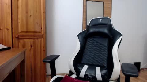 Snapshot of blondyelena chatting on January 20, 8:41 am blondyelena online show from January 20, 8:41 am