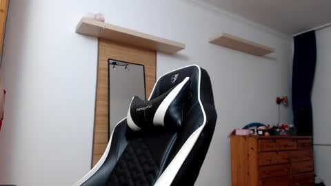 Snapshot of blondyelena chatting on February 7, 4:35 pm blondyelena online show from February 7, 4:35 pm