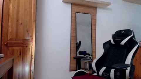 Snapshot of blondyelena chatting on February 19, 8:22 am blondyelena online show from February 19, 8:22 am