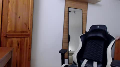 Snapshot of blondyelena chatting on March 6, 9:03 am blondyelena online show from March 6, 9:03 am