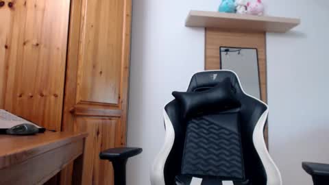 Snapshot of blondyelena chatting on October 1, 8:31 am blondyelena online show from October 1, 8:31 am