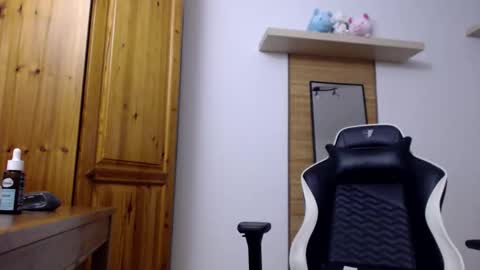 Snapshot of blondyelena chatting on October 4, 7:39 am blondyelena online show from October 4, 7:39 am