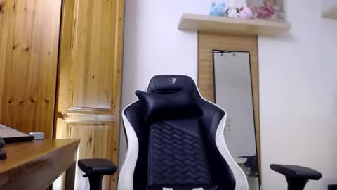 Snapshot of blondyelena chatting on October 12, 7:29 am blondyelena online show from October 12, 7:29 am