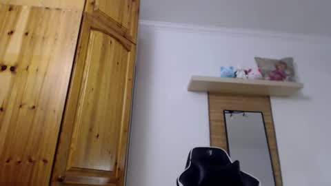 Snapshot of blondyelena chatting on November 1, 7:54 am blondyelena online show from November 1, 7:54 am