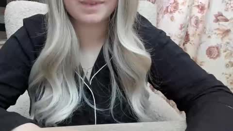Snapshot of blondymargaret chatting on March 3, 12:27 pm blondymargaret online show from March 3, 12:27 pm