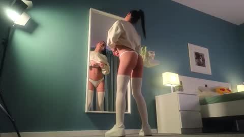 Mia online show from January 11, 2:22 pm