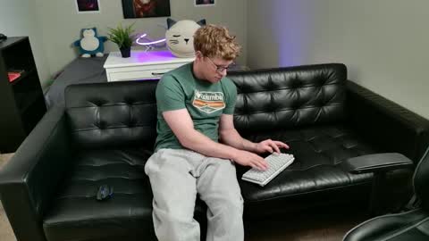 Snapshot of blueeyedtallguy chatting on January 18, 9:07 pm blueeyedtallguy online show from January 18, 9:07 pm