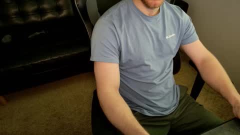 Snapshot of blueeyedtallguy chatting on February 2, 8:18 pm blueeyedtallguy online show from February 2, 8:18 pm