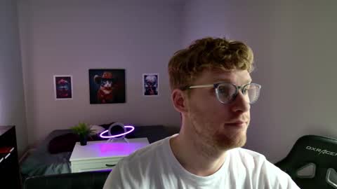 Snapshot of blueeyedtallguy chatting on February 18, 7:43 pm blueeyedtallguy online show from February 18, 7:43 pm