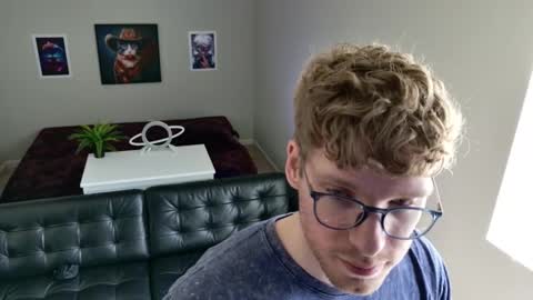 Snapshot of blueeyedtallguy chatting on March 16, 9:19 pm blueeyedtallguy online show from March 16, 9:19 pm