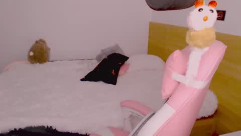 Snapshot of blush_alert chatting on June 23, 12:25 pm Diana online show from June 23, 12:25 pm