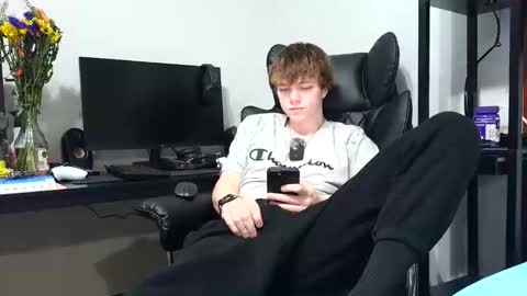 Snapshot of bobby72738 chatting on February 11, 3:33 am bobby72738 online show from February 11, 3:33 am