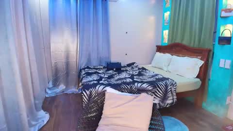 bombshelllaurax online show from April 30, 4:19 am