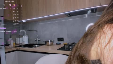 Snapshot of bondgirl4fun chatting on December 8, 9:35 am Olly online show from December 8, 9:35 am