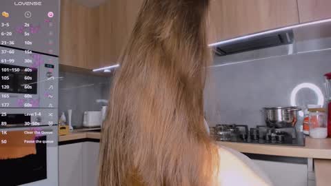 Snapshot of bondgirl4fun chatting on December 14, 3:15 pm Olly online show from December 14, 3:15 pm