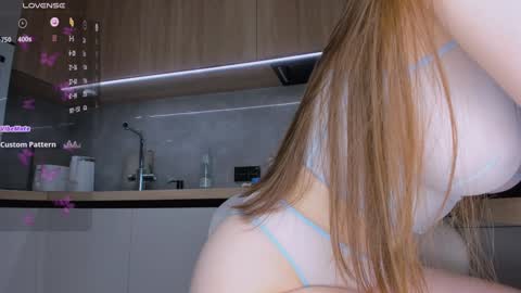 Snapshot of bondgirl4fun chatting on December 15, 9:45 am Olly online show from December 15, 9:45 am