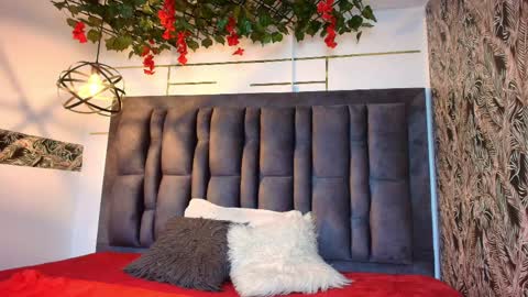 BONIE WILLS online show from April 4, 12:02 pm