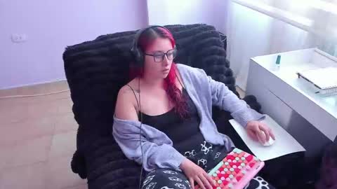 Snapshot of bonnie_moon_ chatting on October 8, 6:05 pm Bonnie Help me reach 500 likes online show from October 8, 6:05 pm