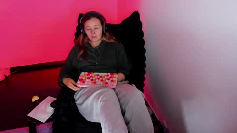 Bonnie Help me reach 500 likes online show from January 16, 2:48 am