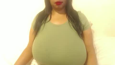 Snapshot of boobyqueen24 chatting on November 3, 5:31 am boobyqueen online show from November 3, 5:31 am