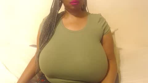 Snapshot of boobyqueen24 chatting on November 21, 2:43 am boobyqueen online show from November 21, 2:43 am