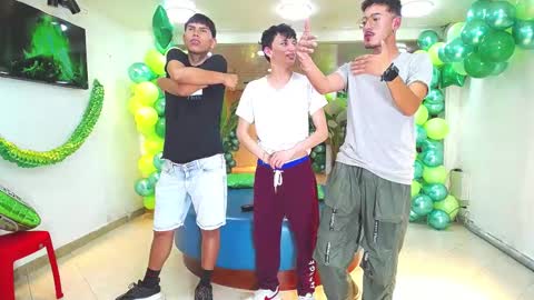 Snapshot of boschcz chatting on March 9, 5:11 am THOMAS AND DAMIAND online show from March 9, 5:11 am