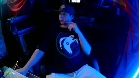 Bowerboi1217 online show from May 2, 2:49 am
