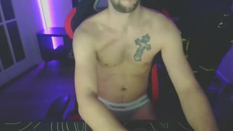 boy_t0y89 online show from February 17, 6:15 pm