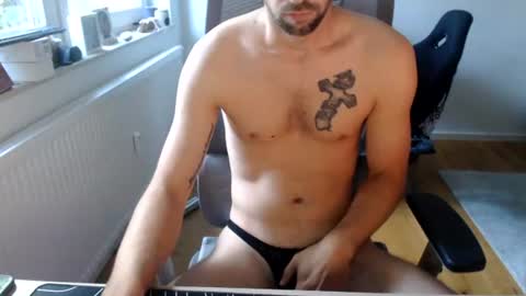 boy_t0y89 online show from July 3, 5:47 am