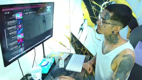 Snapshot of boy_tatto77 chatting on April 25, 1:41 pm boy_tatto77 online show from April 25, 1:41 pm