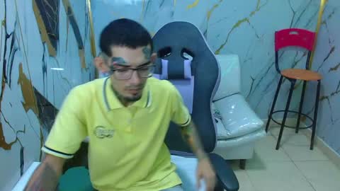 Snapshot of boy_tatto77 chatting on May 6, 11:48 am boy_tatto77 online show from May 6, 11:48 am