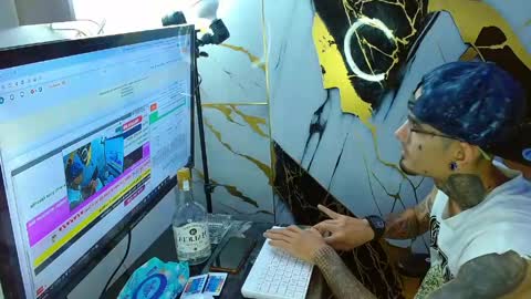 Snapshot of boy_tatto77 chatting on June 3, 11:35 am boy_tatto77 online show from June 3, 11:35 am