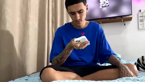 Snapshot of boybisexual33 chatting on January 7, 1:41 am Couple Cuckold online show from January 7, 1:41 am